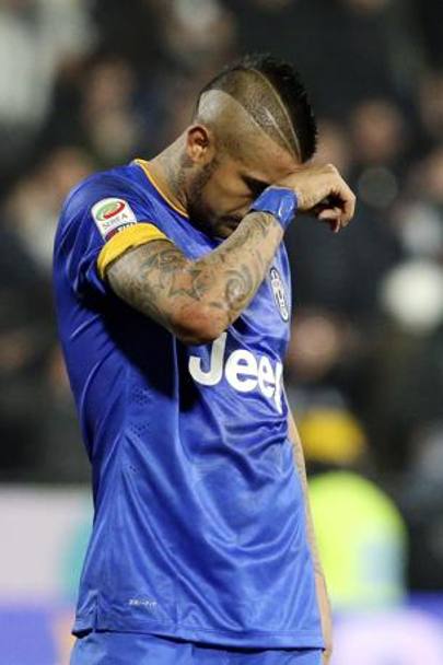 Arturo Vidal si dispera dopo aver sbagliato il rigore che avrebbe potuto regalare i tre punti alla Juventus. Reuters